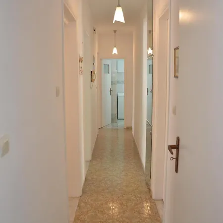 90 Sqm 2 Bedroom Near Ixia דירה